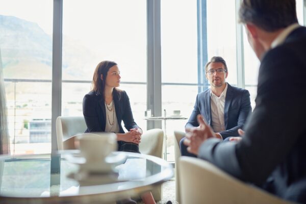 Wspólna dyskusja biznesowa o usługach zakładania spółek.