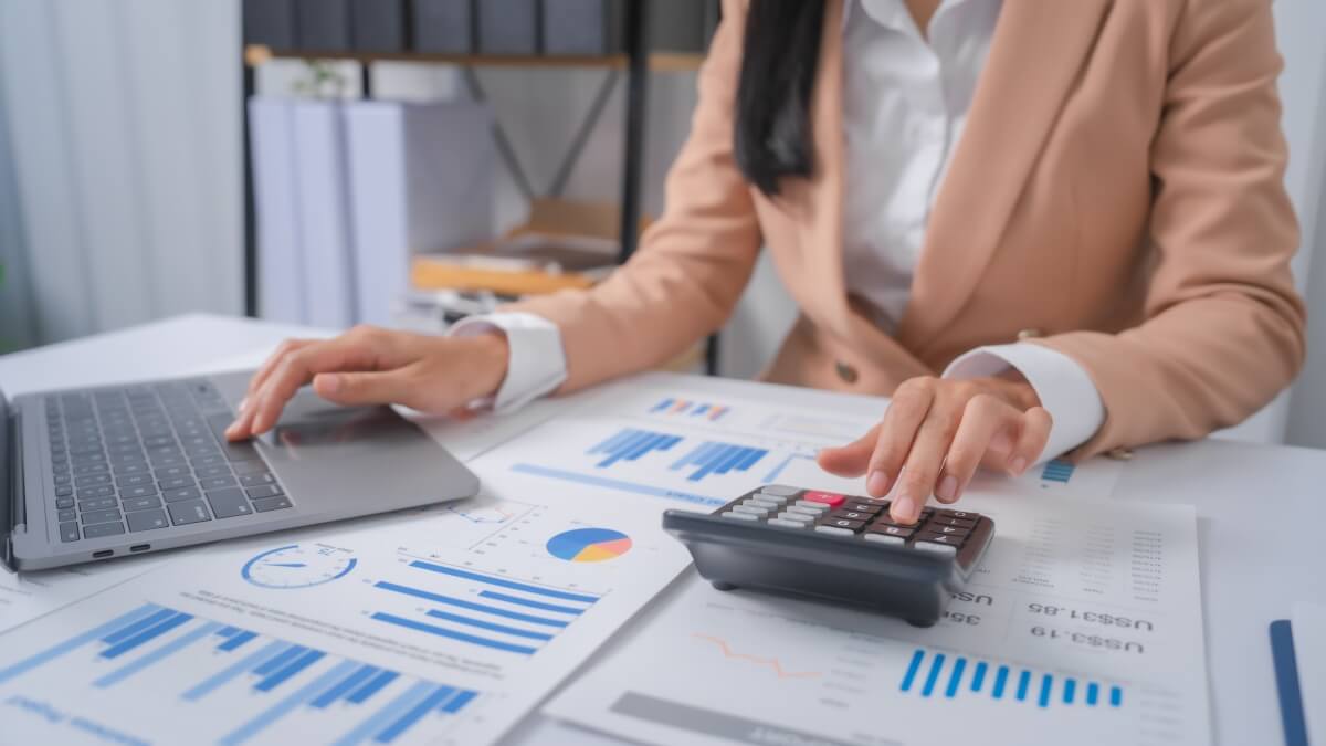 Osoba pracująca przy biurku zapewniająca kompleksowe usługi księgowe.